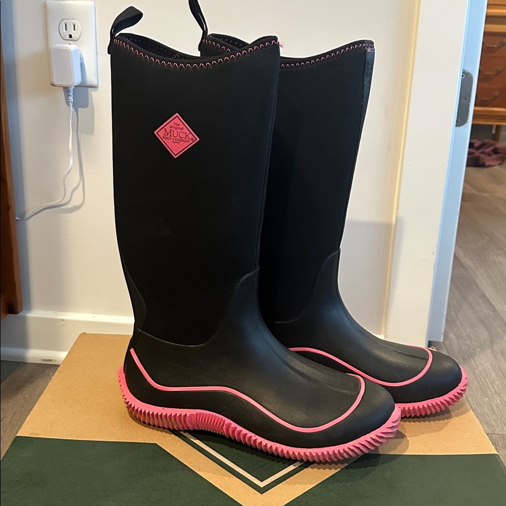 Women’s Hale Muck Boot (size 11)